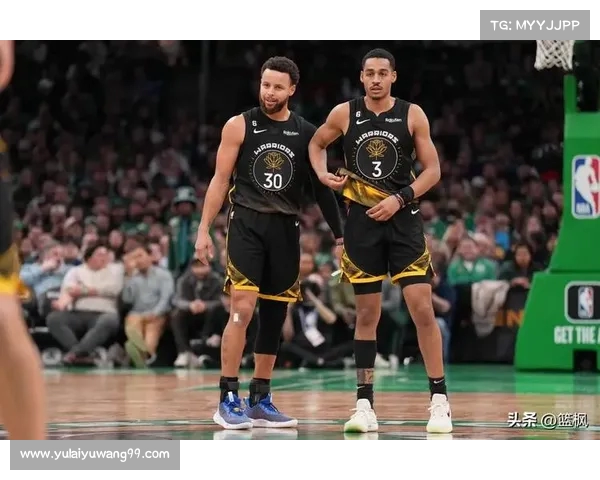 《NBA经典对决回顾：从乔丹绝杀到库里三分的震撼时刻》